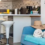 B16 Windsor Park, Exclusive Sea View, Heated Pool * 아데제