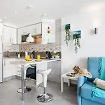 B16 Windsor Park, Exclusive Sea View, Heated Pool 아파트 *
